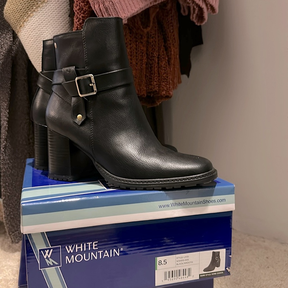 Black Boots WHITE MOUNTAIN Livid  Women's Size 8.5 Stack-Heeled Ankle Bootie